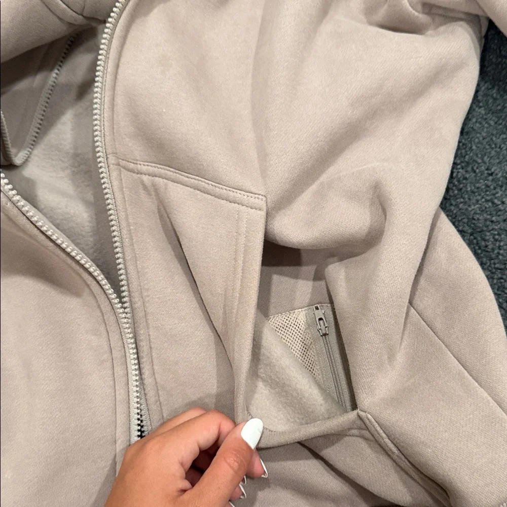 COMFRT ZIP UP HOODIE- Quality, thick material, soft - Picture 6 of 6